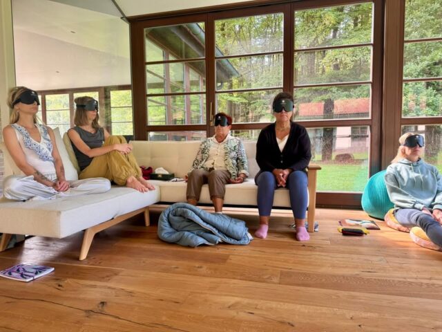 Když objevíme kouzlo seberozvoje a práce na sobě se skutečně projeví v tom, že se cítíme lépe a vztahy nebo situace se v našem životě skutečně mění na zakládě toho, jak se měníme my sami, pak už v této práci nebudeme chtít nikdy přestat ….

Děkujeme za důvěru a za to, že se vracíte…EOV RESTART 2 pro dospělé je za námi a nejde ho popsat. Je nutné si ho zažít ☺️ …❤️