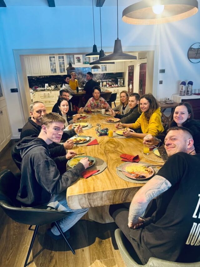 Listopadový RESTART pro dospělé byl třešničkou na dortu letošního roku…skvělá parta a nejen 4 dny tvrdé práce na sobě, ale hlavně hodně smíchu, aha momentů, sdílení a nezapomenutelných zážitků ☺️

Vděčnost za všechny úžasné lidi, kteří mají EOV- VEO v plánu své životní cesty 🙏 
Vděčnost za místo, kde tohle můžeme zažívat.
Vděčnost za holky, které nám dělají tak skvělé zázemí a kulinářské zážitky. 
Vděčnost za vše co přichází a ještě přijde ☺️